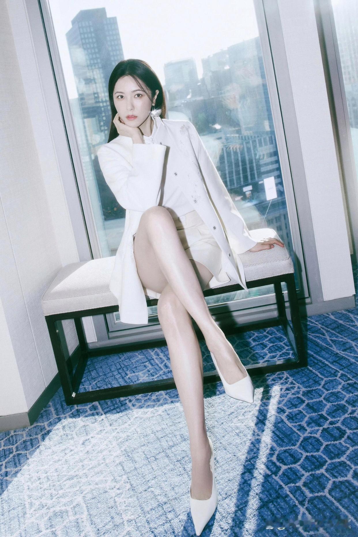 漂亮大姐姐曾黎，白到发光！[爱心][爱心][爱心]