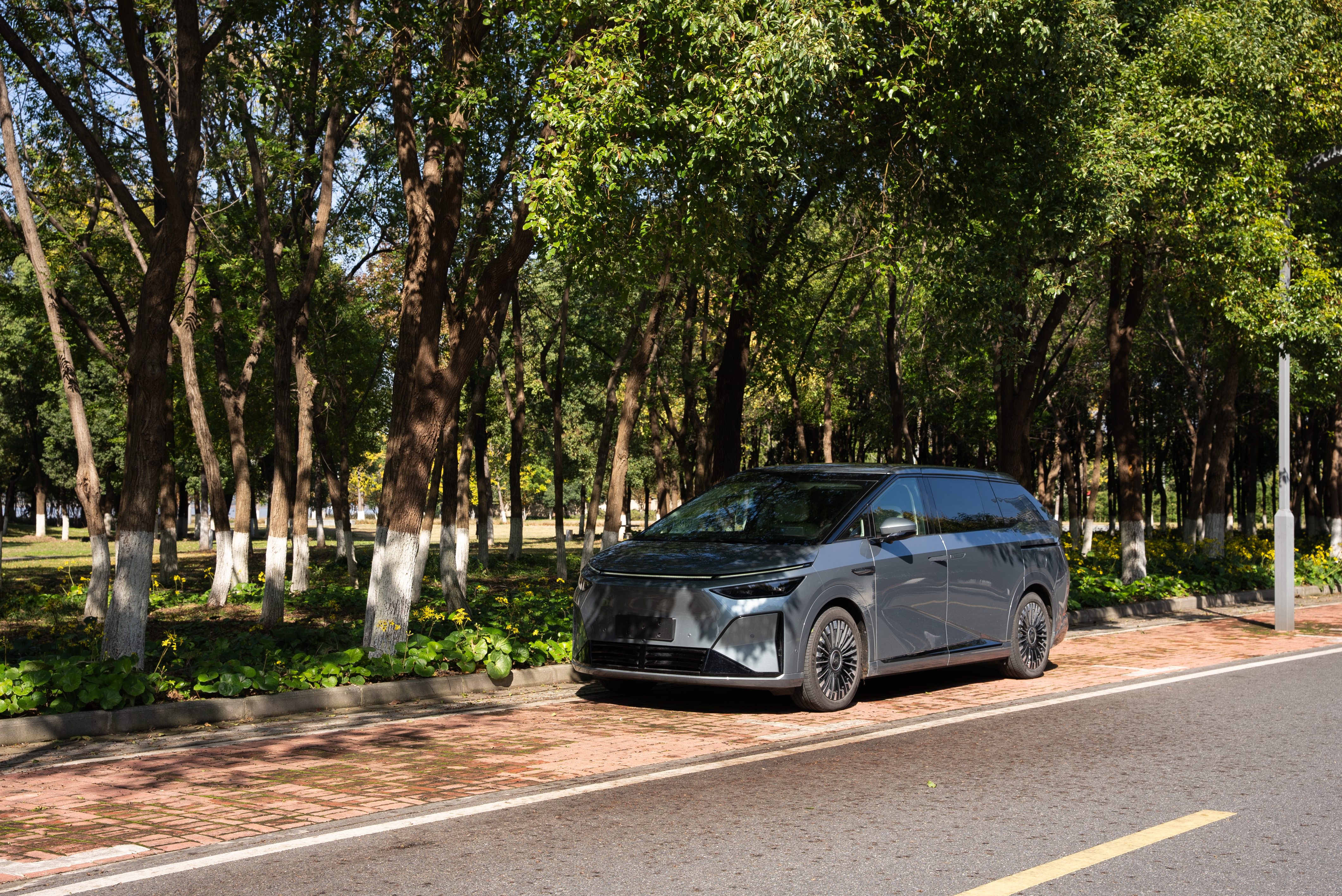 小鹏X9超级增程实际用下来续航真的挺夸张的63.3度电池城区差不多跑300km没