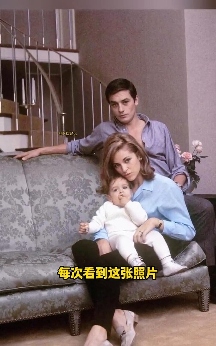 阿兰德龙的一张全家福，盛世美颜。那时候的他真是帅到没朋友，每次看到这张照片都忍不