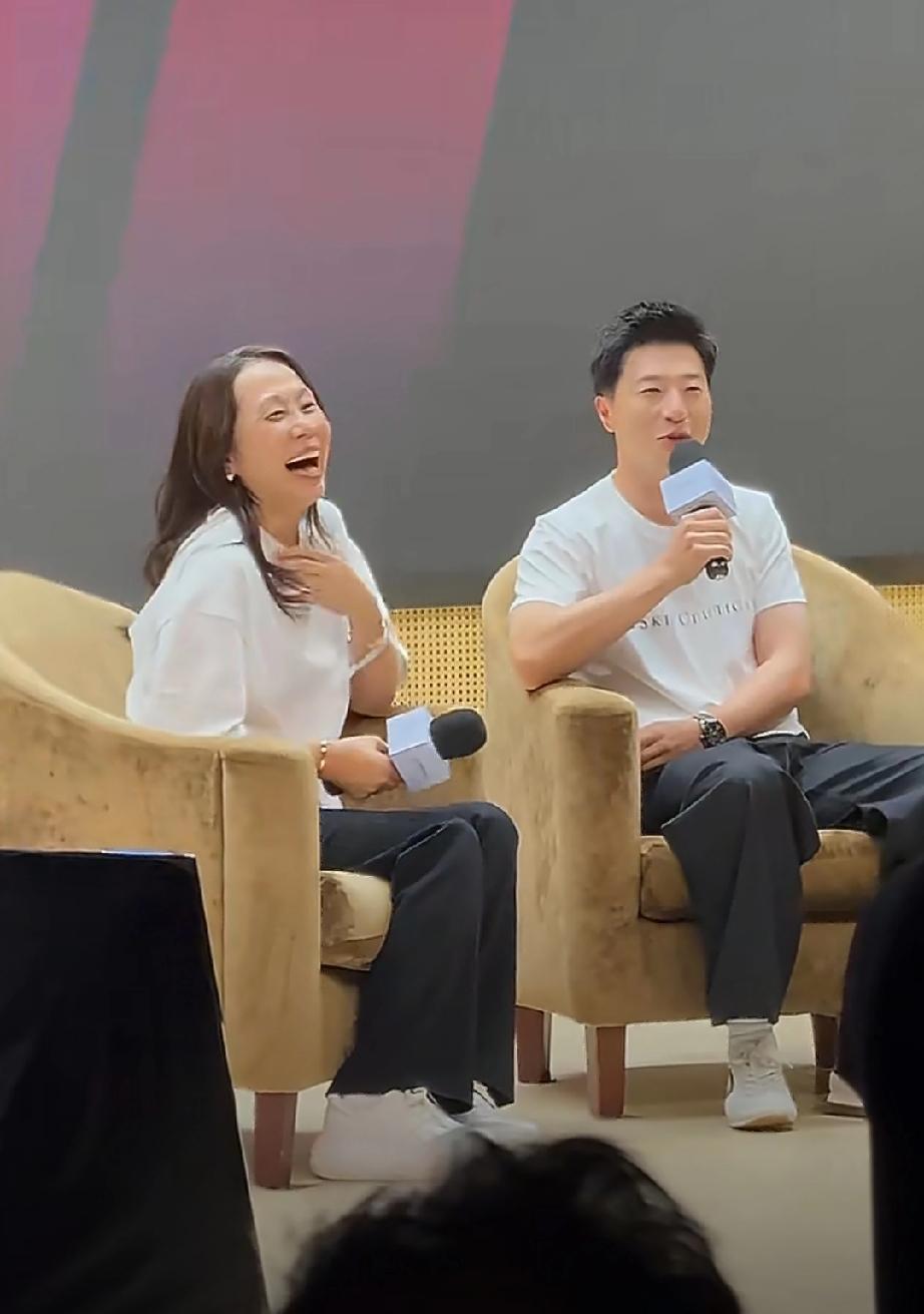 马龙今日现身上海复旦大学，参加代言品牌线下活动。台上参加座谈会，畅聊健康体育话题