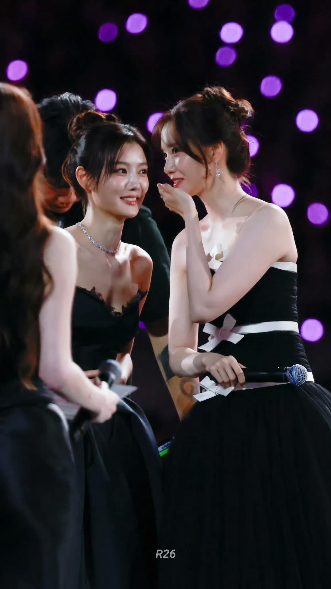 两大美女同框！太养眼