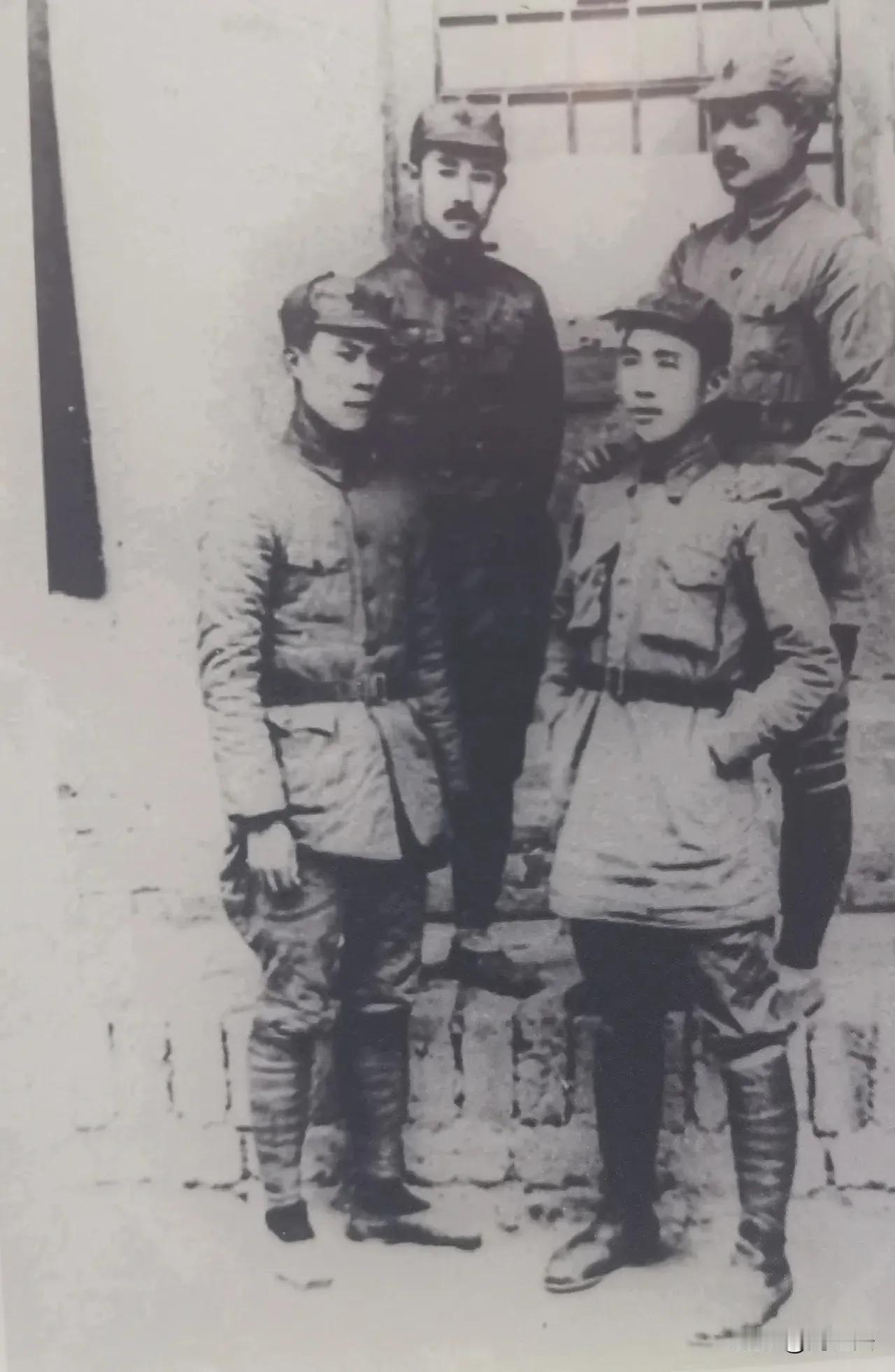 富平留影怀四杰前排左为周士第，右为王震。后排左为关向应，右为贺龙。摄于1