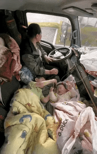 “这个女人疯了？”看到货车女司机带着俩娃跑长途，不少人张嘴就骂。是啊，驾驶