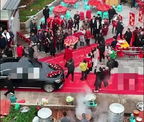 12月30日，四川宜宾观音镇，新郎准备10000个气球迎接新娘，10000个气球