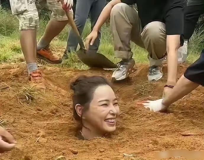 以为演员拍这种戏，是真的被埋土里。没想到身体压根接触不到土！