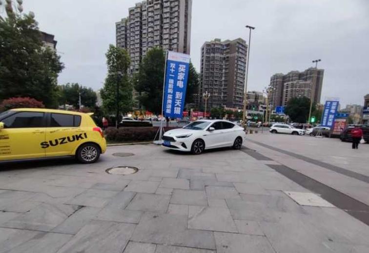 出差刚回来打算打算开车，一拧钥匙发现仪表盘不亮，启动机响了几下就没动静，说明亏电