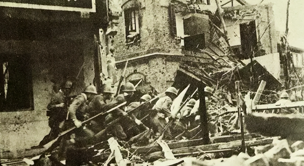 1940年，三名日军士兵在江苏省一个小镇上闲逛时，看到了一个年轻貌美的中国女子。