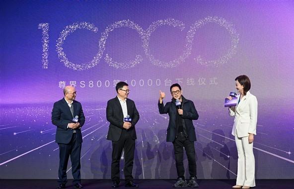 第10000台尊界S800下线仪式上，余总亲手把车钥匙递给了李连杰。李连杰说