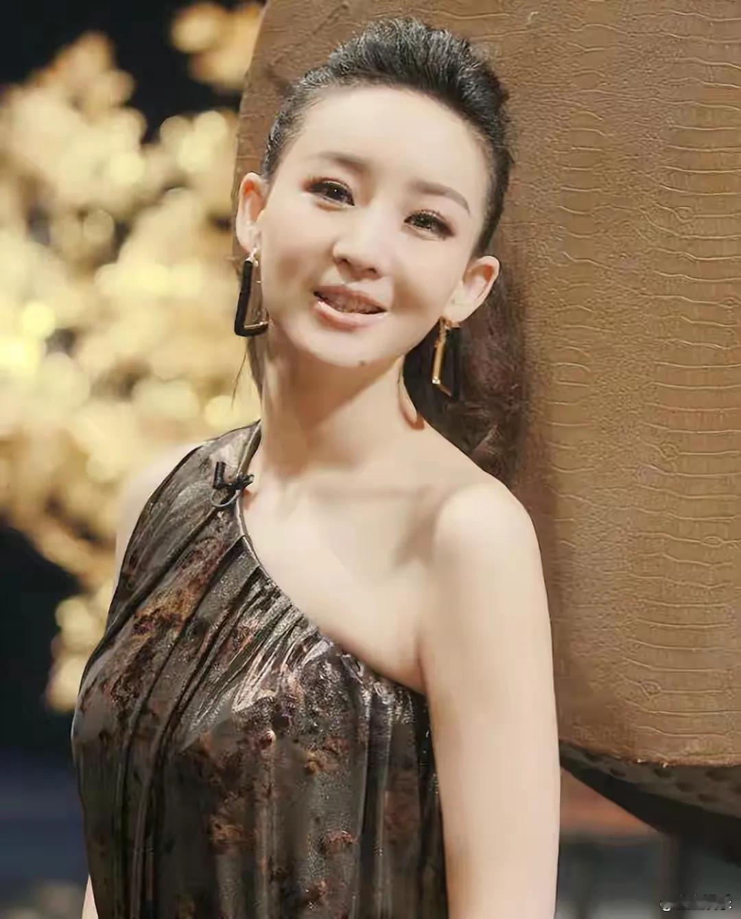 在星二代的群体中，有这样一位特别的女孩。她的父亲是知名歌手，母亲是买红妹，起点看