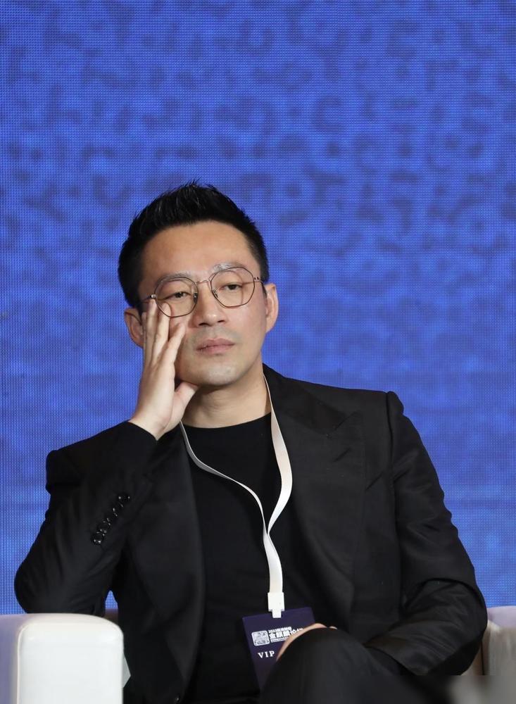 汪小菲终于掀桌子了。就在刚才，他当着直播间几十万人的面，指着镜头对亲妈张兰咆哮：