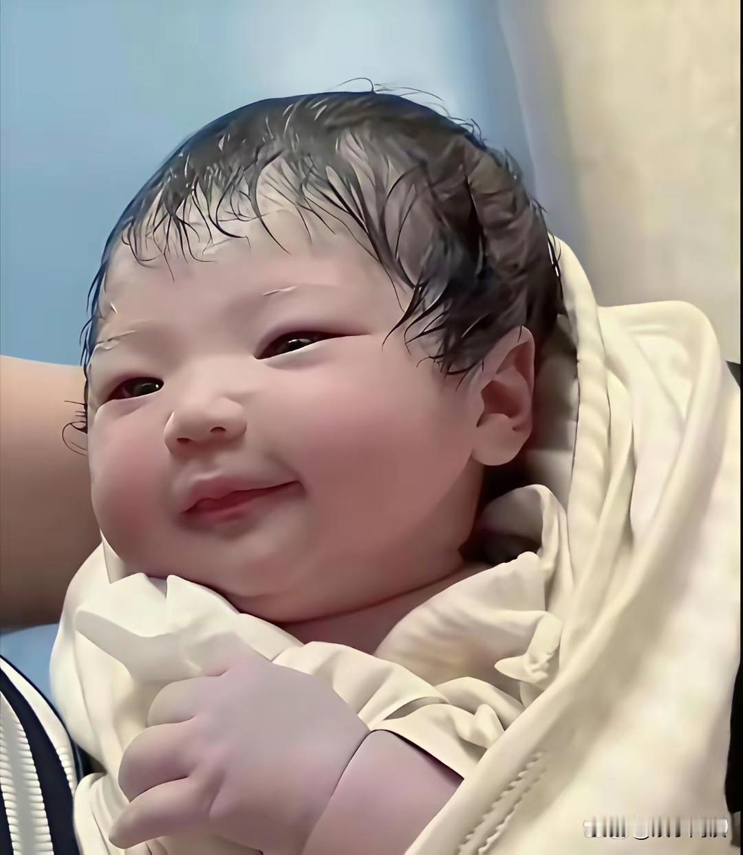 家人们！宝宝刚从产房抱出来，身上胎脂还没清理干净，颜值就已经赢在起跑线上！