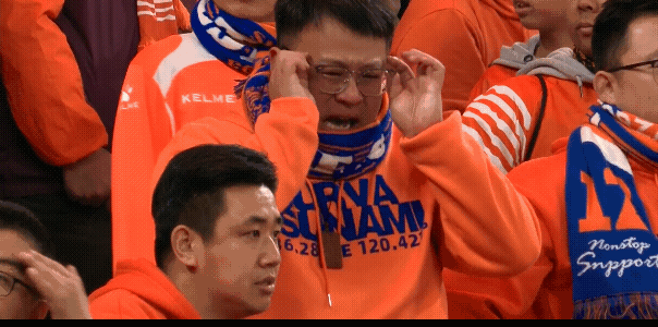 青岛海牛俱乐部可以考虑给镜头上这个大哥送一套下赛季青岛海牛的年票，毕竟看到球队赢