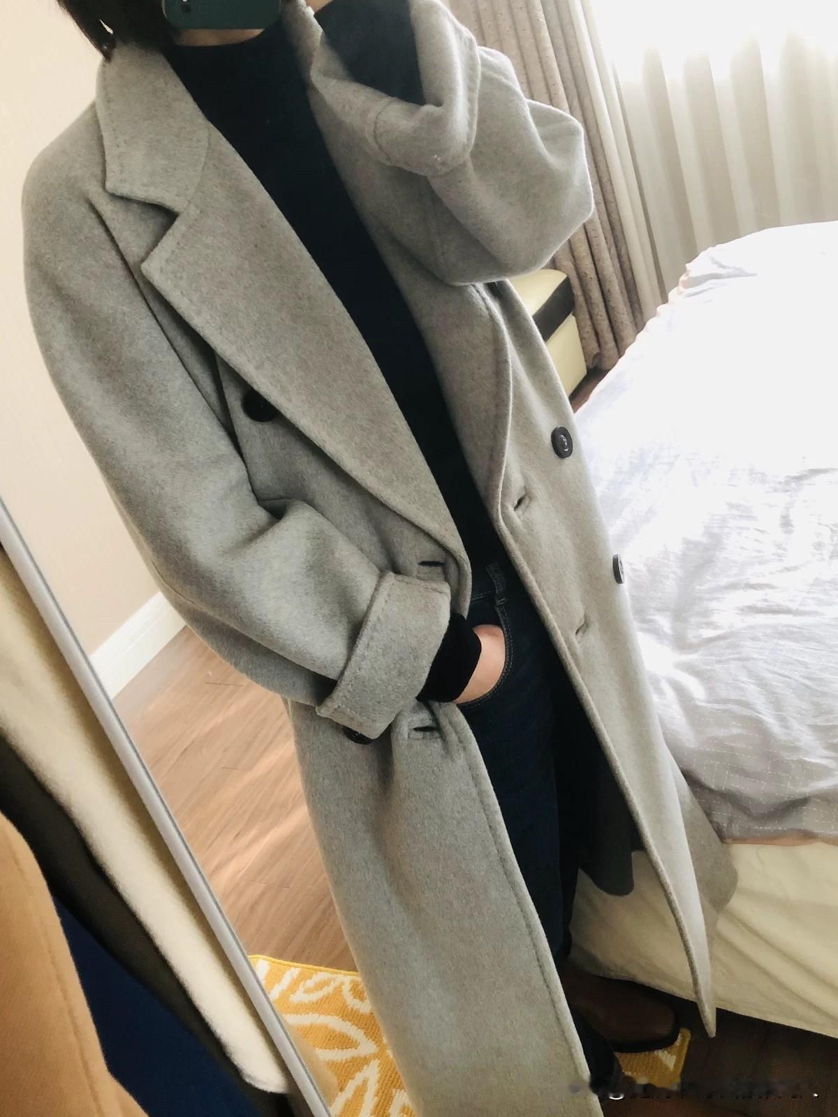 我发现越贵的衣服，穿的次数越少。前两年买了一件4000多的羊绒大衣，那时是真喜