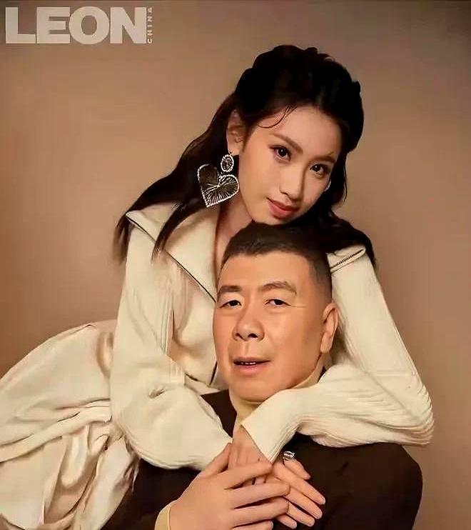 徐朵越长越像冯小刚，根本和血缘没关系。19岁的她最近和父母拍全家福，下半张