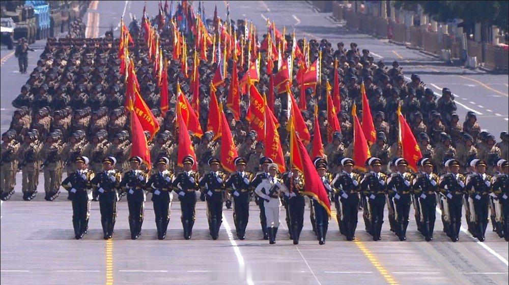 大屏电视快成了投影仪平替其实电视重回客厅最大的障碍不是价格，而是时间和内容。每个