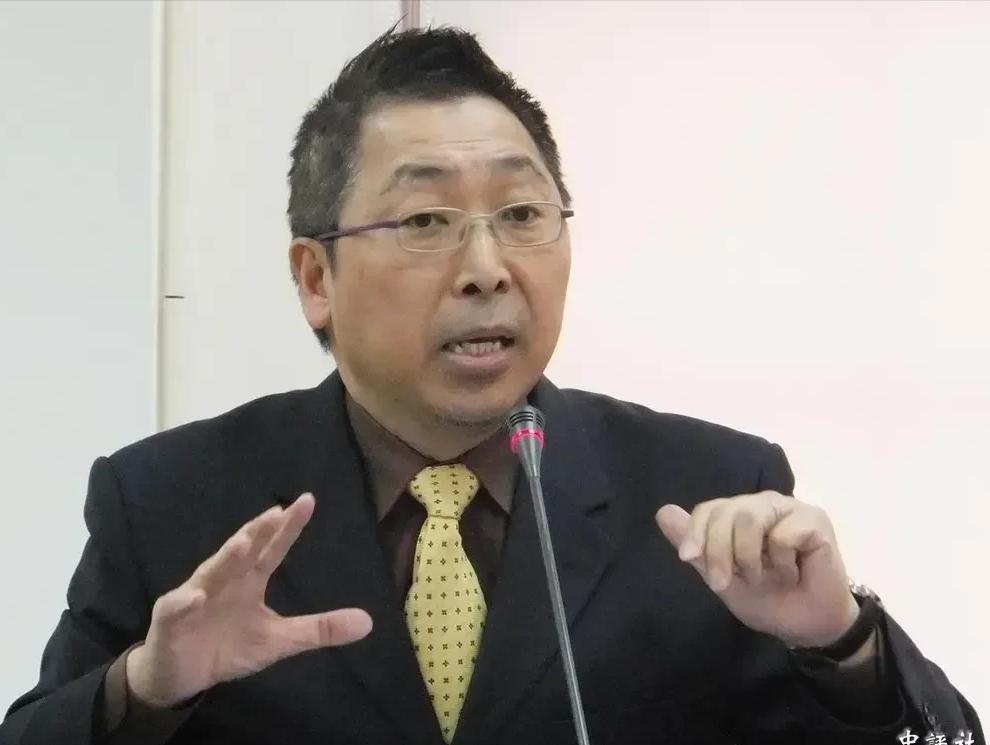 台湾名嘴唐湘龙说:有人问这次郑丽文到大陆为什么没有铺红毯迎接？这是因为台湾和大陆