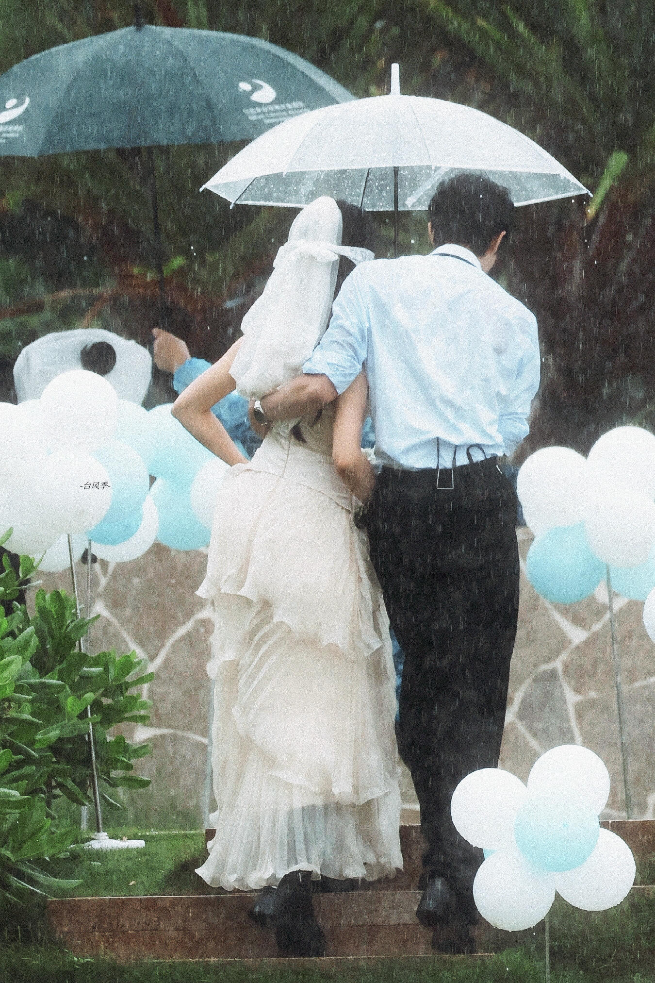 野狗骨头番外雨中婚礼没有盛大喧闹的宾客，只有雨中婚礼的安静和浪漫。陈异把戒指戴
