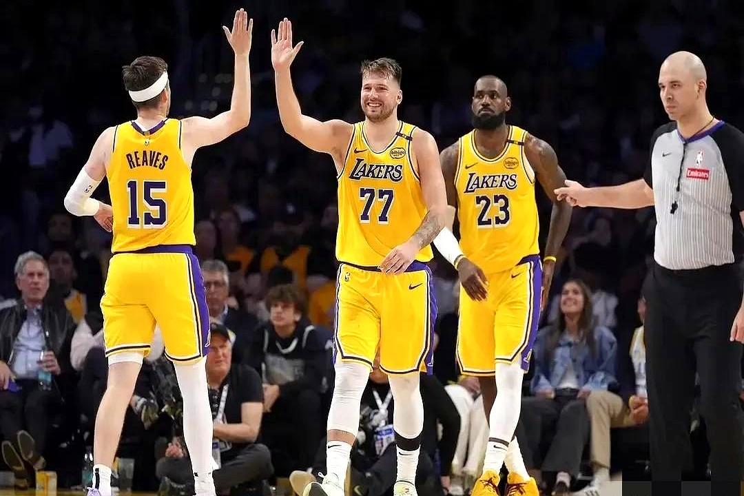 湖人队为何不给詹姆斯大合同吗？杨毅说出大实话：人家湖人管理层早就把算盘打