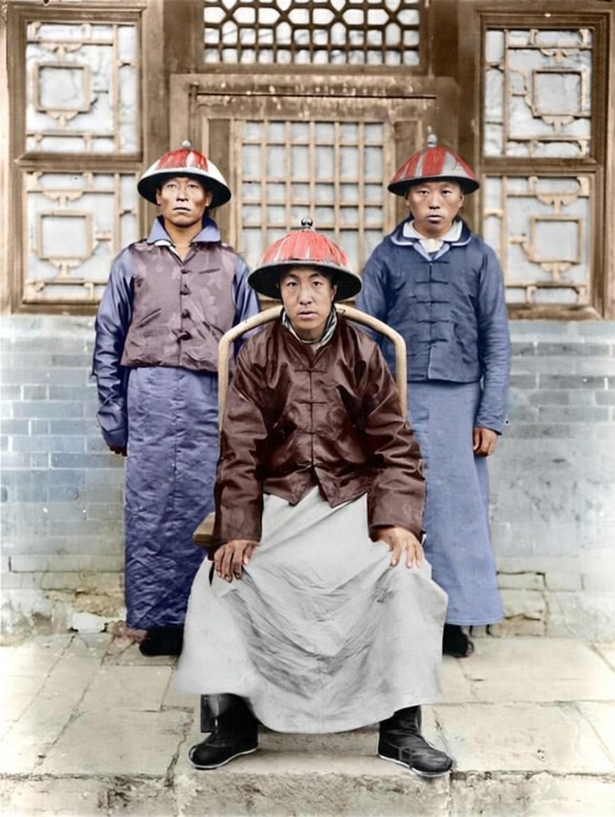 晚清时期的满族八旗武官，居中端坐的是主官，身后是两名随行的侍卫。三人都头戴清代典