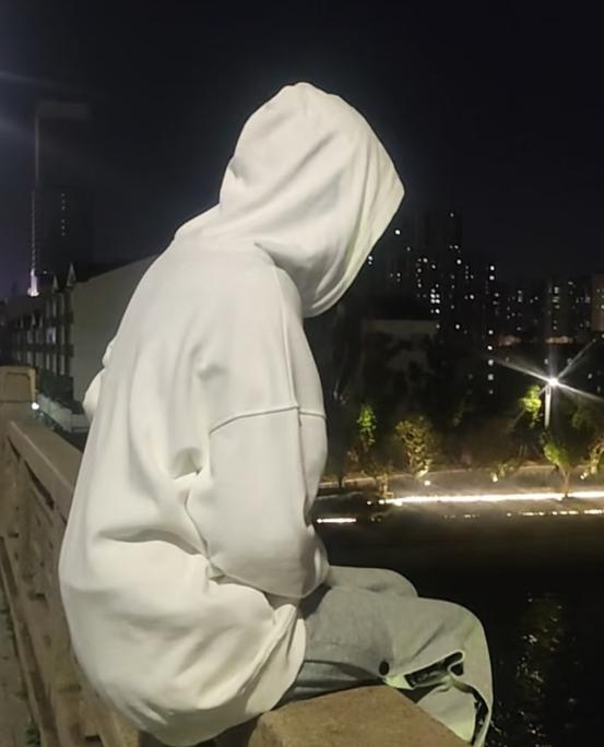 一女子想跳河自尽，被一大哥拦下：反正你也想不开。大哥说：你死了太可惜了，不如成全