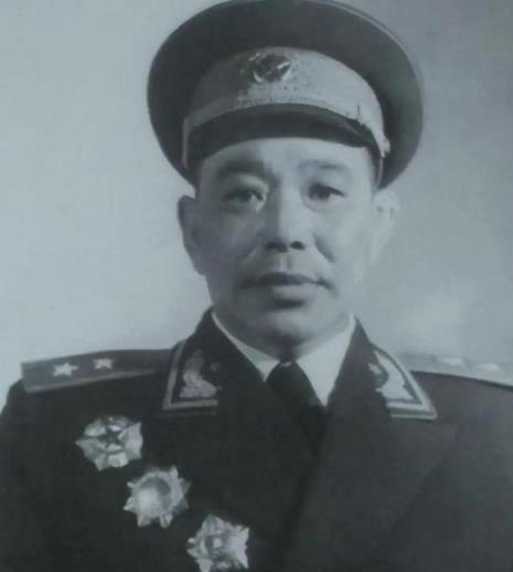 1955年，解放军评定军衔，名单刚一出来，贺龙就皱起了眉，他看见外甥廖汉生被列为