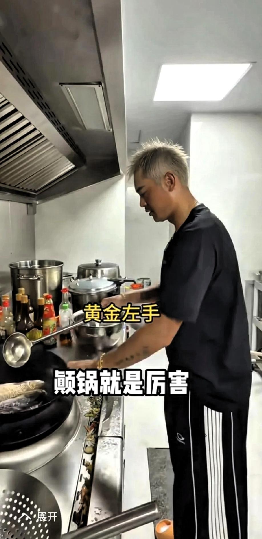 一向新潮43的林丹看上去变化好大呀，头染着奶奶灰头发，近日有网友分享林丹做饭视