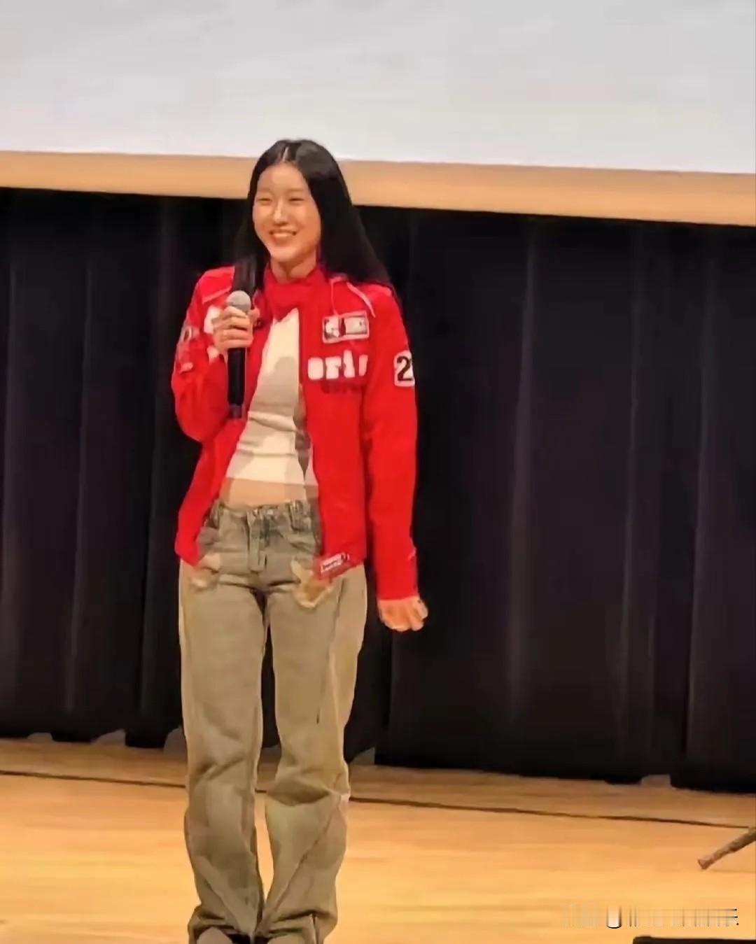 陈奕迅女儿陈康提长得很像妈妈，尤其是眼睛，不过审美也真的一言难尽。陈康提身材