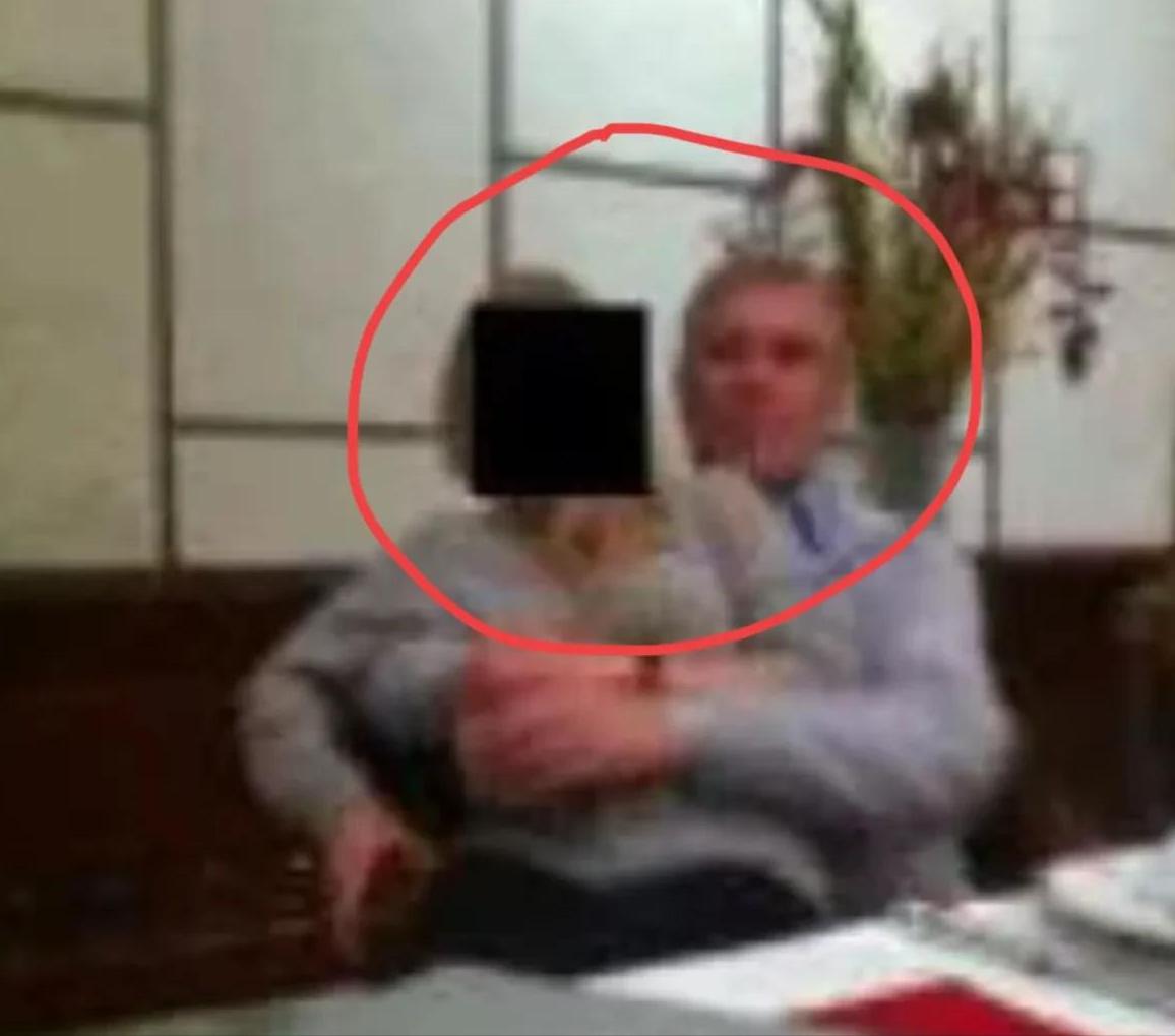 英国王室这次丢脸丢大了！安德鲁王子的最新大尺度丑照一曝光，全网哗然。谁能想到，这