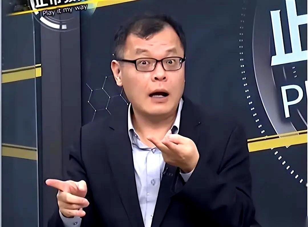 干了十九年，说让你滚蛋，就让你滚蛋。一个话筒，一张嘴，就是他全部的江山。现在