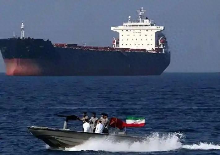 很多人以为美国在中东被拖住，中国就能顺势“大赢”，可霍尔木兹海峡一旦出事，最先感