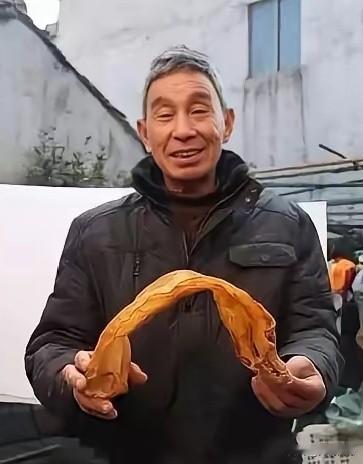 这块重400多克的鱼胶，给3万元都不卖，一方面说明这东西真是够贵的了，另一方面也