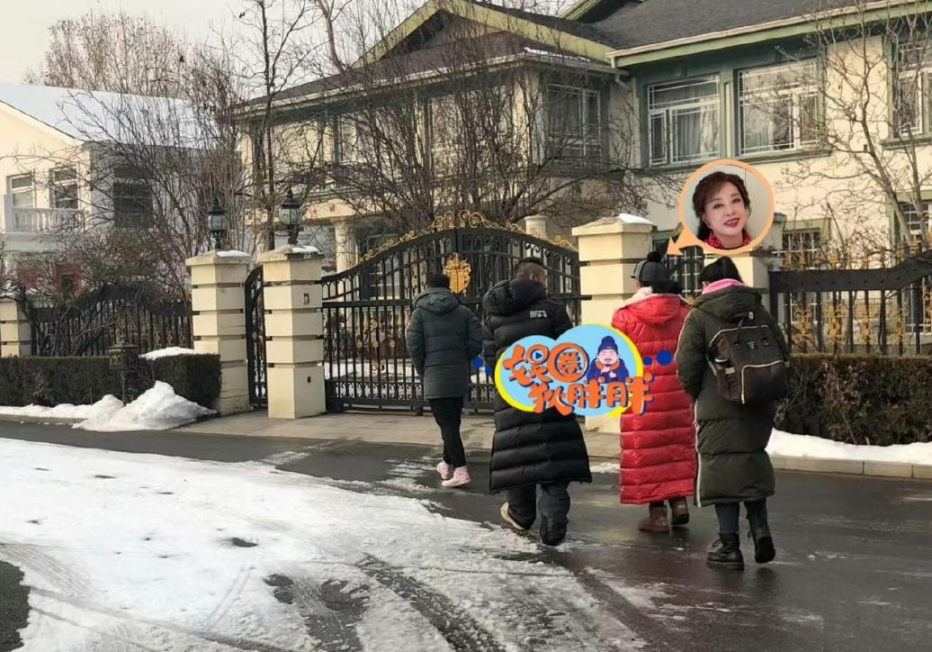 [点赞]刘晓庆北京玫瑰园的别墅因违建早在半年前就被当地政府通知需要拆除，但是刘