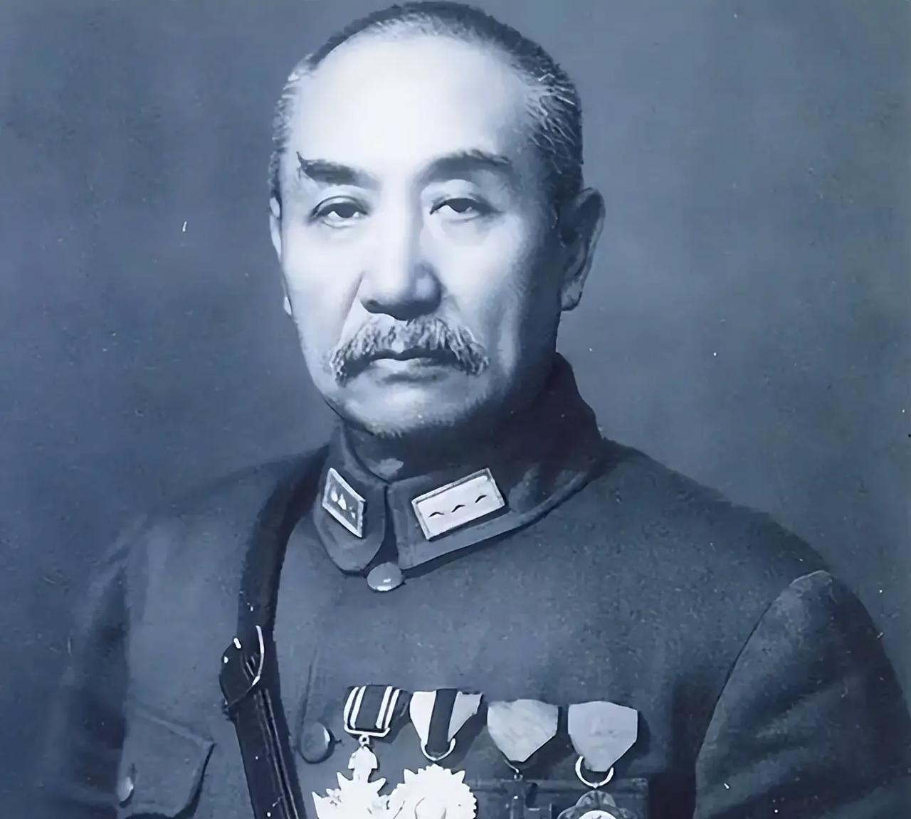 一天深夜，“五姑娘”阎慧卿正在床前为阎锡山按摩、捶背，二姨太徐兰森却突然出现，醋