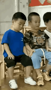 惊呆所有人:三个小朋友坐在一起开心的玩耍,突然,中间那个小男孩发现隔壁的小朋友没