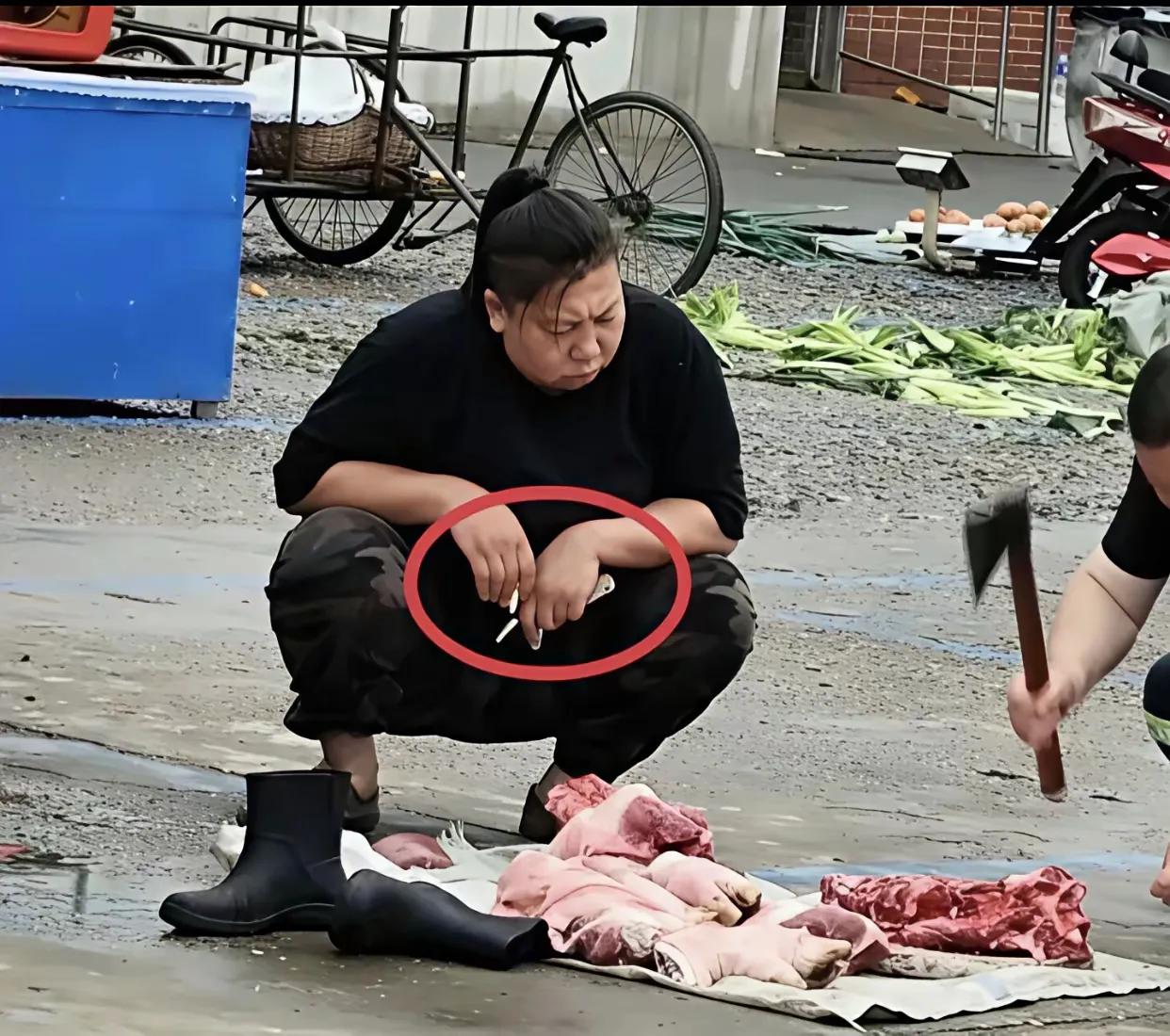 这是网络骗子东北雨姐吗？看着好像啊！虎背熊腰的[笑着哭]