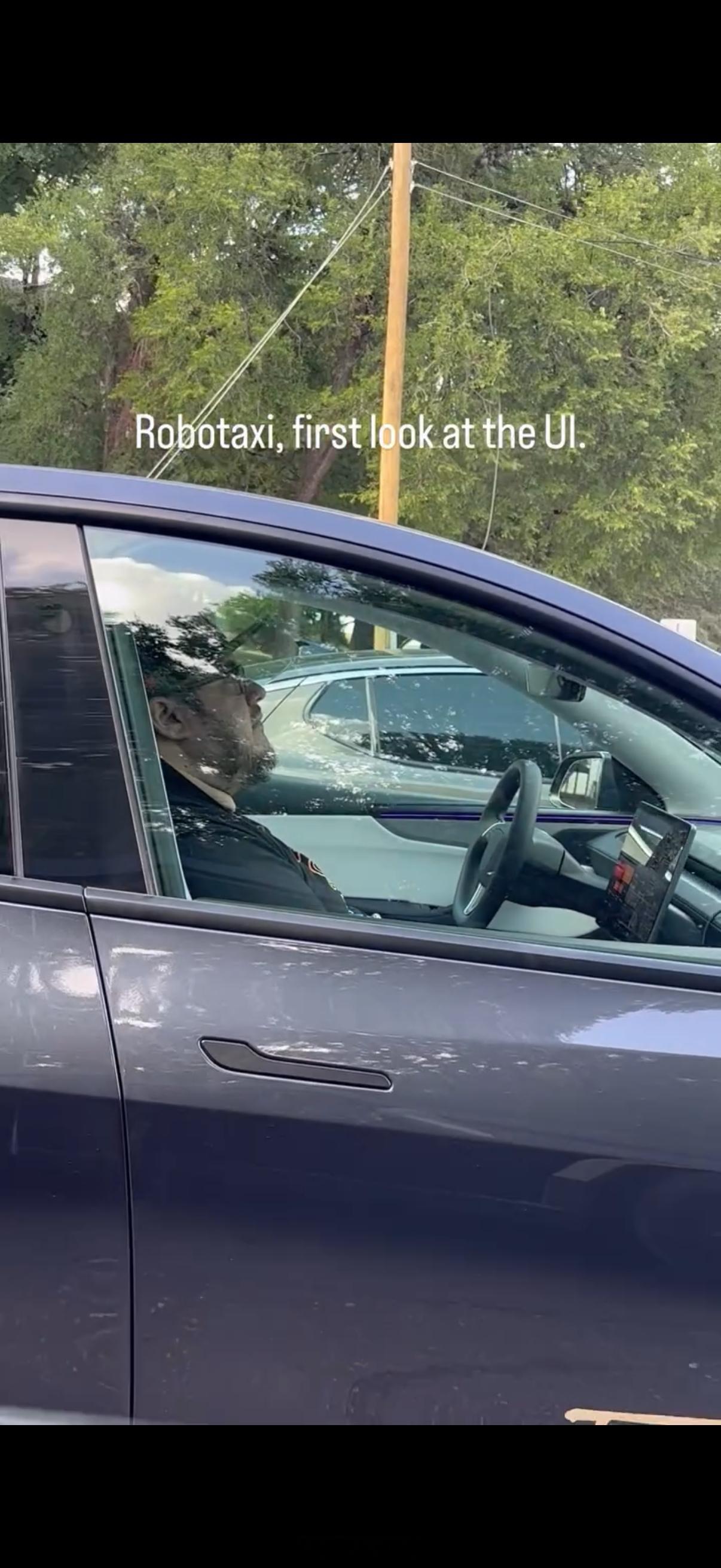 特斯拉的Robotaxi开发的新UI两个大按钮分别写着“靠边停车”和“紧急