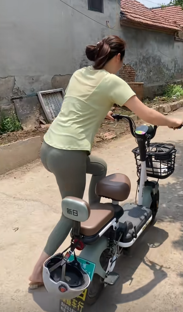 没想到嫂子这么大个人，电动车都不会骑！