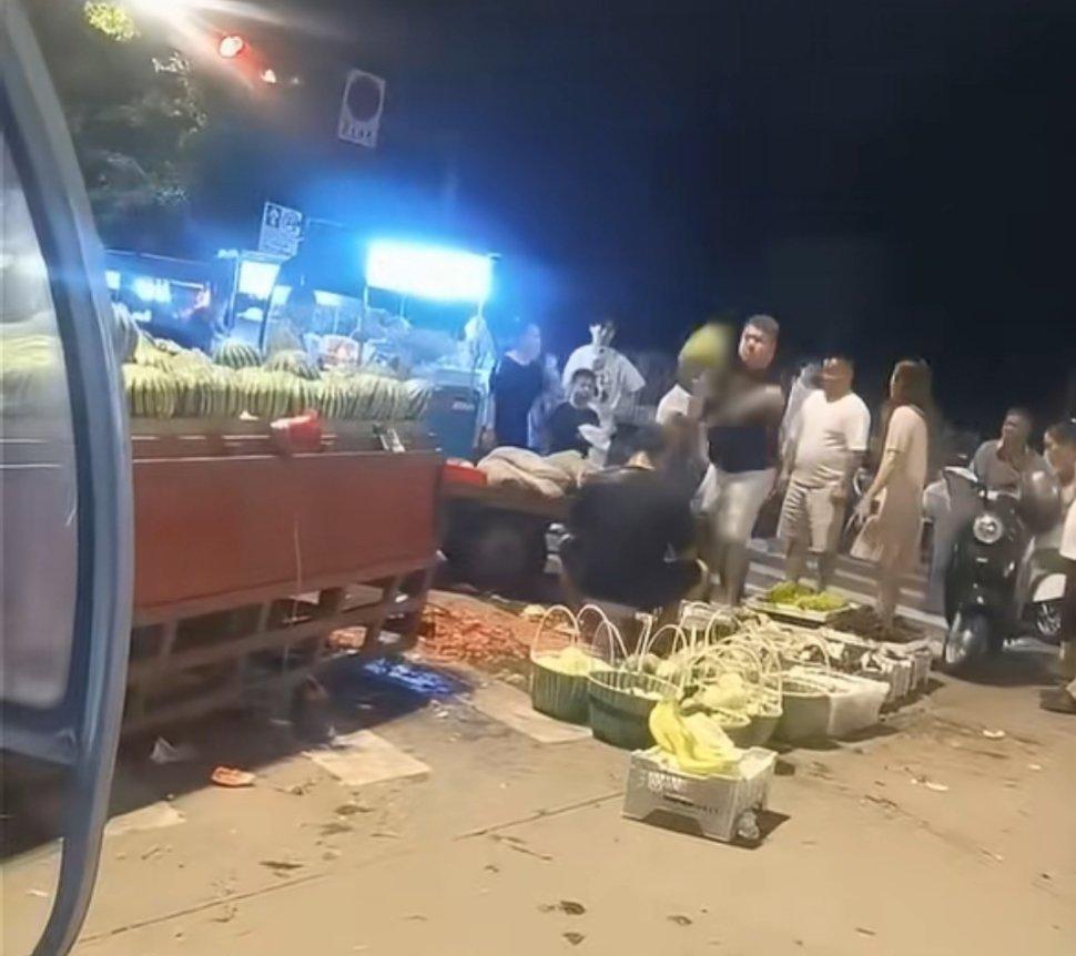 宁波那个西瓜砸人的案子，我看完视频心里直发毛。一个男的，抱着西瓜往摊主头上砸