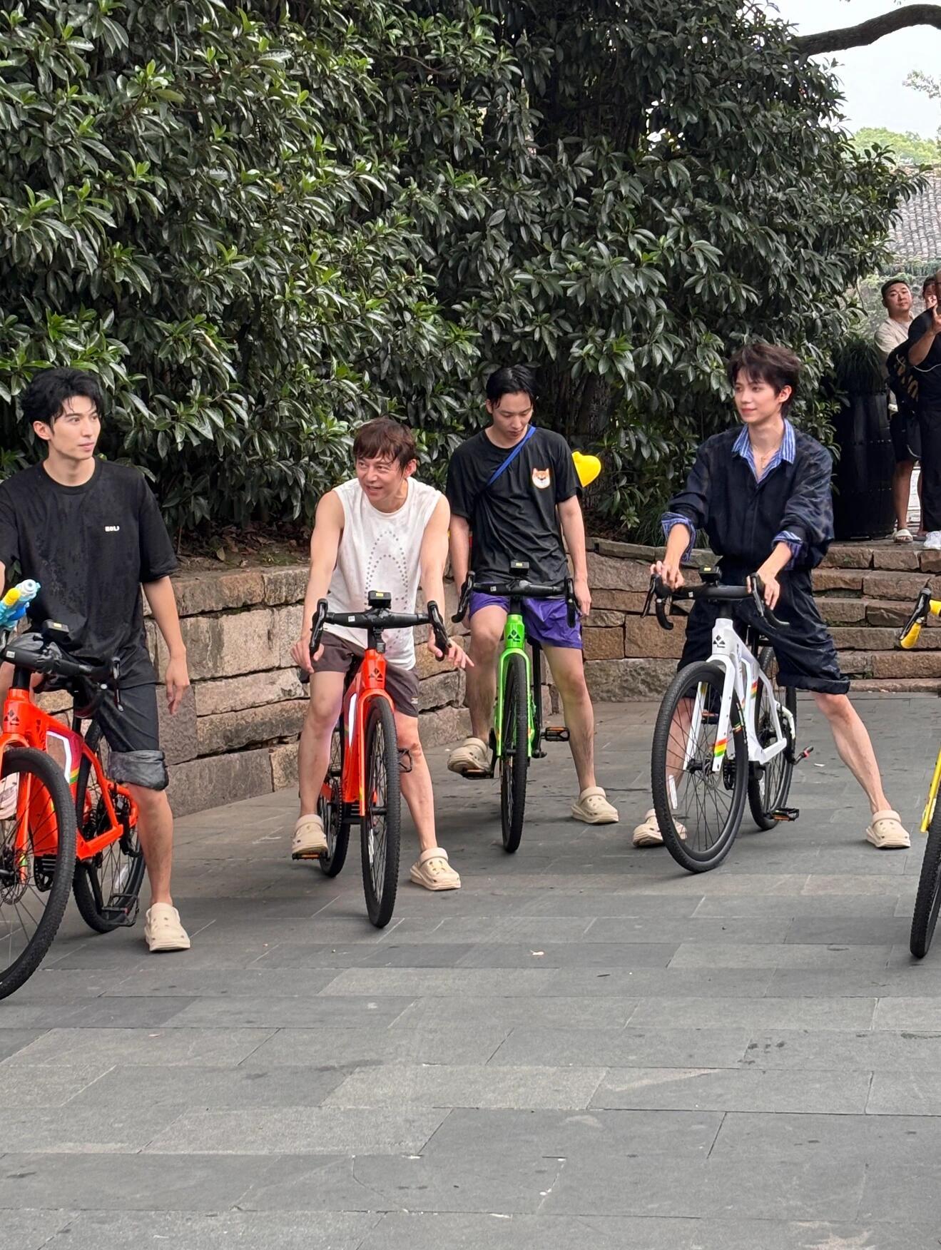 何炅，张子枫，彭昱畅乌镇《向往的生活》拍摄花絮…​​​