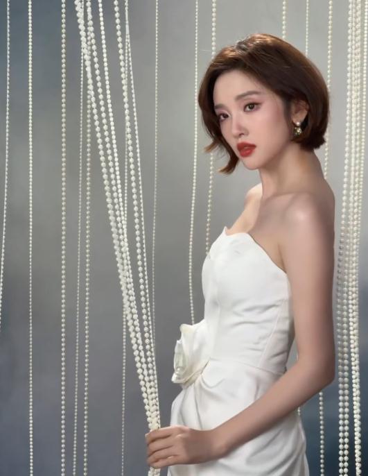 唐艺昕还在镜头前各种甜笑不断，真是美翻众人。不仅如此，唐艺昕目前都38岁了，但她