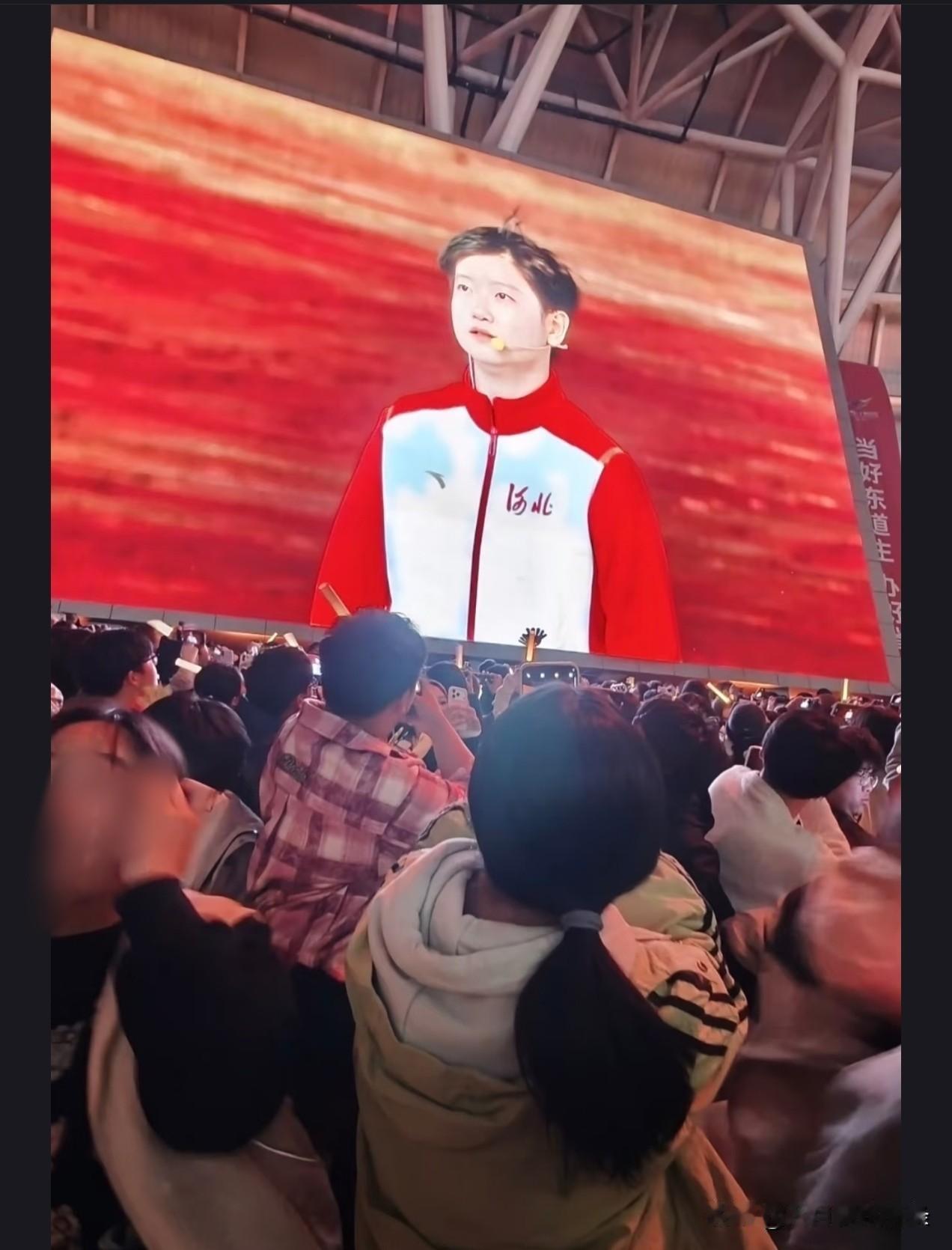 大家都爱意都给孙颖莎，开幕式大屏幕出现莎莎时，观众不自觉地举起手机拍向大屏幕