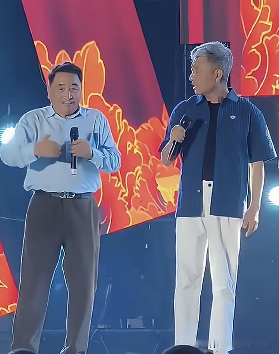 主流师徒大咖姜昆周伟涞水登台表演，正能量段子满满，观众评价却两极分化！观众没笑自