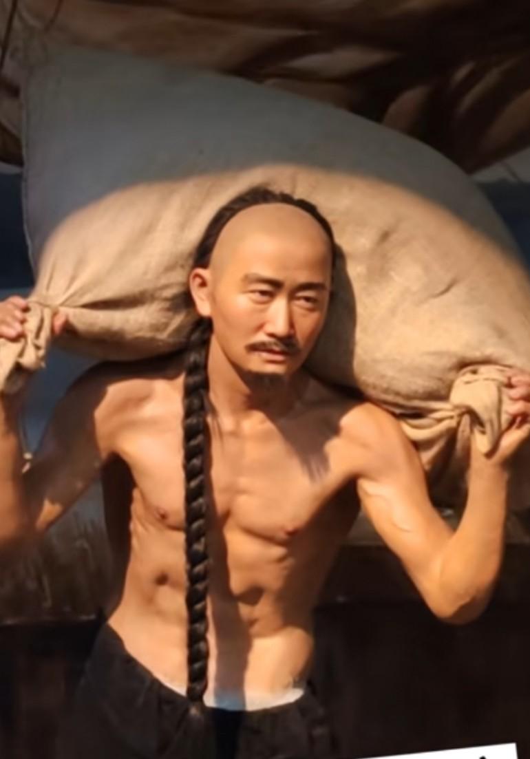 袁隆平水稻博物院第一展厅的这个蜡像，长得太像吴京了哈哈哈哈哈哈哈!辫子扎上，这