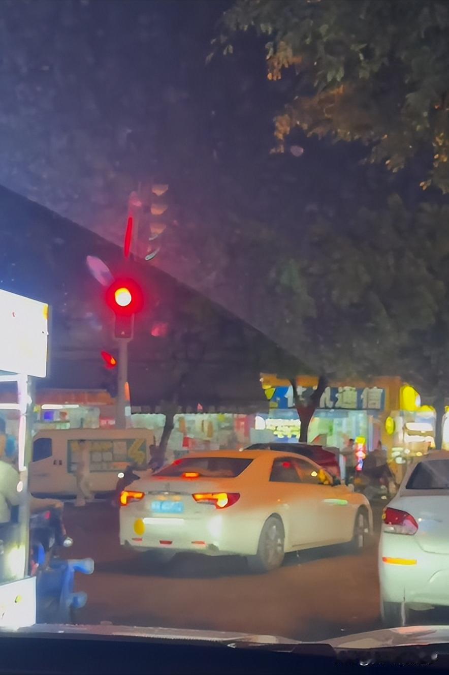 广州的交通，有多乱？实在难以置信！ 晚上在番禺区南村吃完饭，在南村牌坊这个路