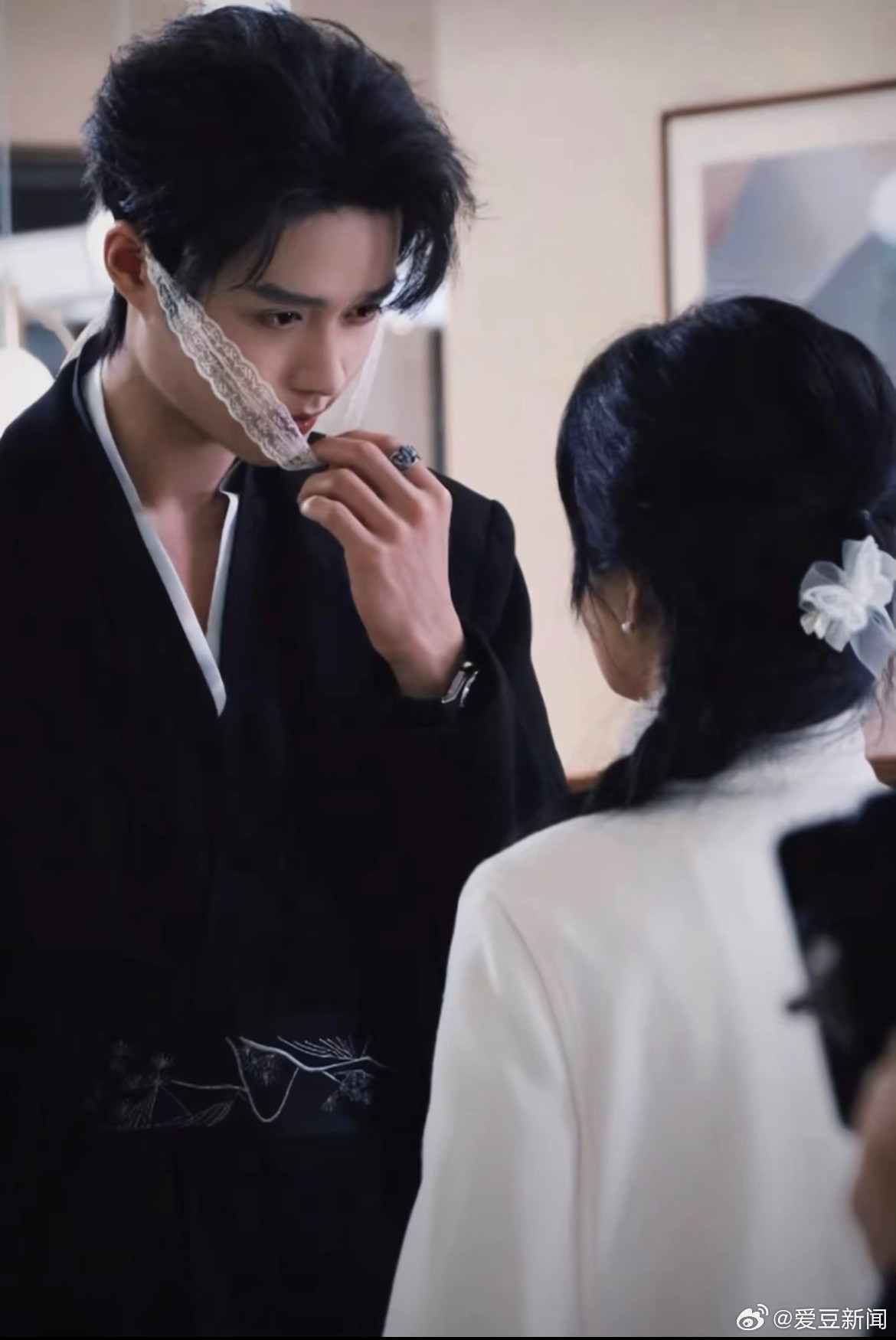短剧演员“上桌”柯淳凭借《好一个乖乖女》成了短剧届新顶流，登上了费加罗时尚杂志封