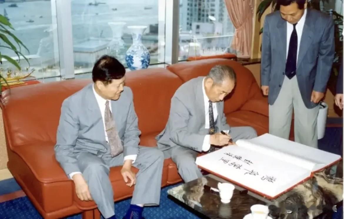 原27军军长，交通部部长彭德清将军（左二）为友人题词时的照片。彭德清将军（191