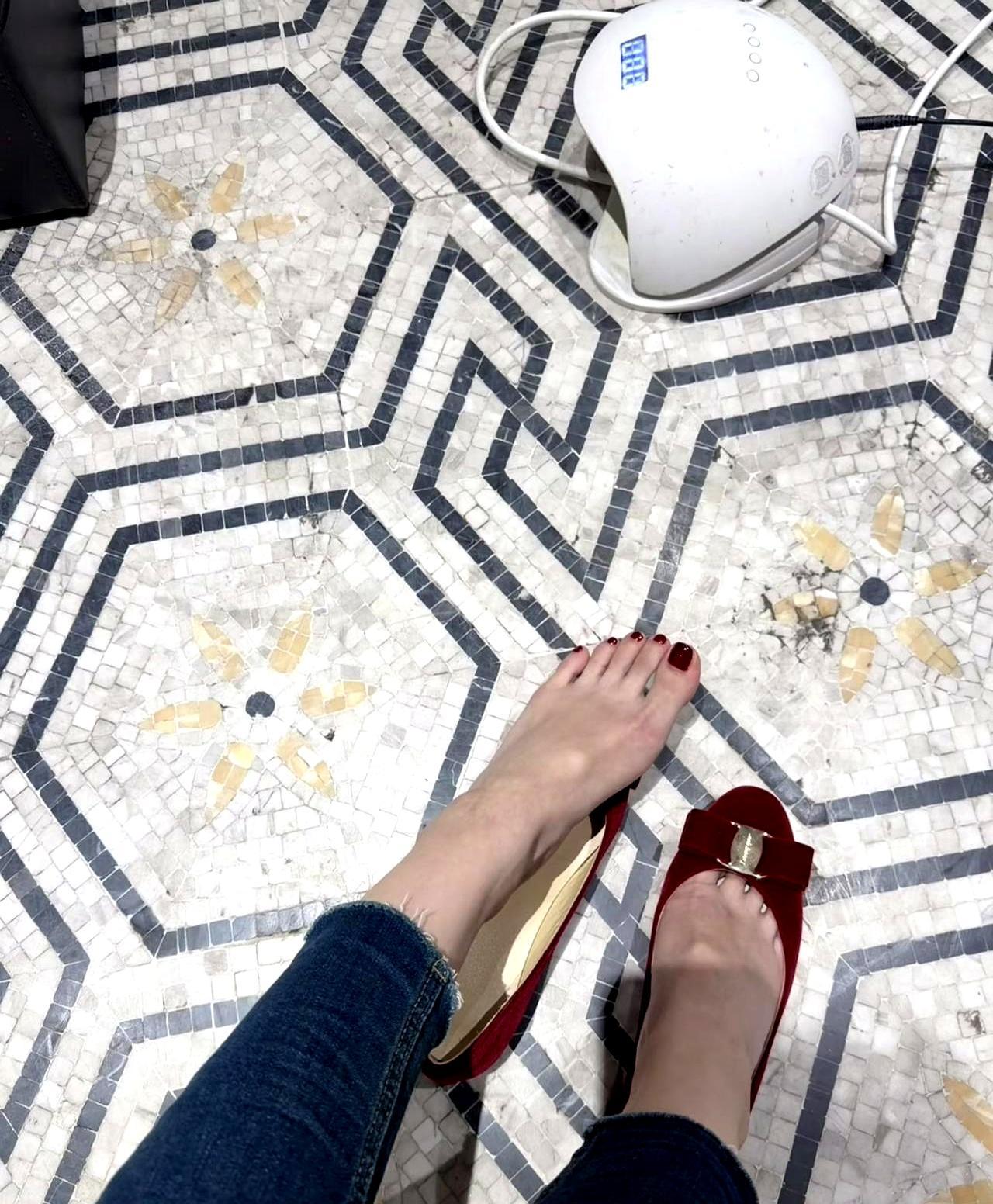 脚趾甲颜色踩雷率90%昨天刚把脚趾涂成酒红，今天丝绒红鞋到货，往地上一踩，