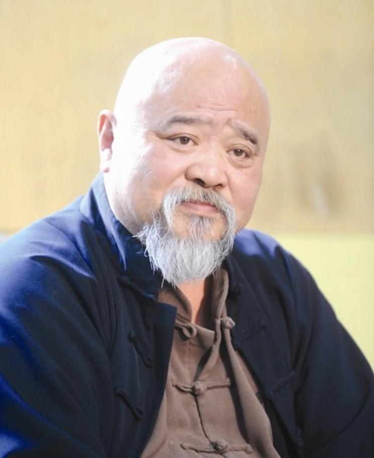 傍晚的老街突然热闹起来，不是因为新开的网红店，是摆摊的老爷子，68岁的李琦蹲在铁