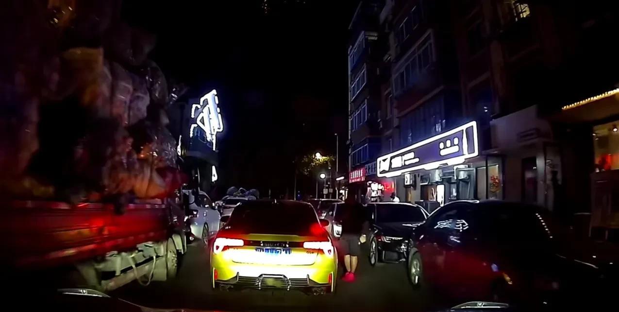 年纪轻轻干点啥不行，非得碰瓷！6月13日晚上10点左右，辽宁沈阳一个穿着红色鞋