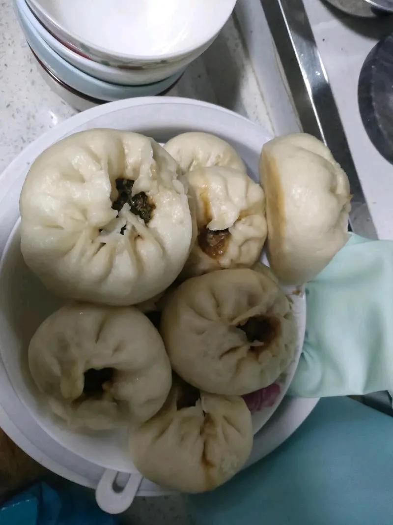 今天早上我做的肉包子，费了好大的劲，可是肉包子都开口了，老公一脸的嫌弃。可是我都